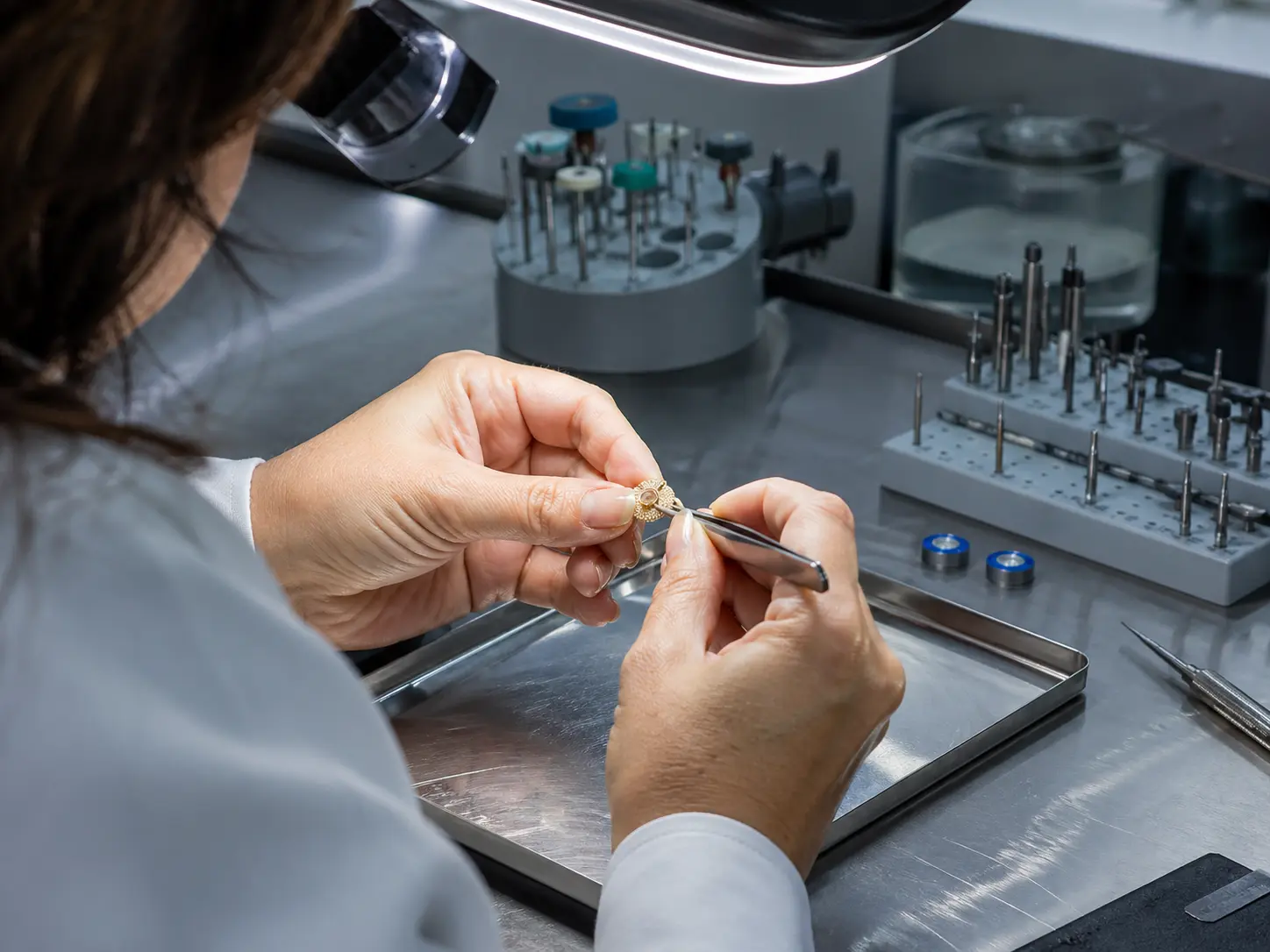 Fine jewelry technician working on gold setting at Redora manufacturing facility in Shenzhen