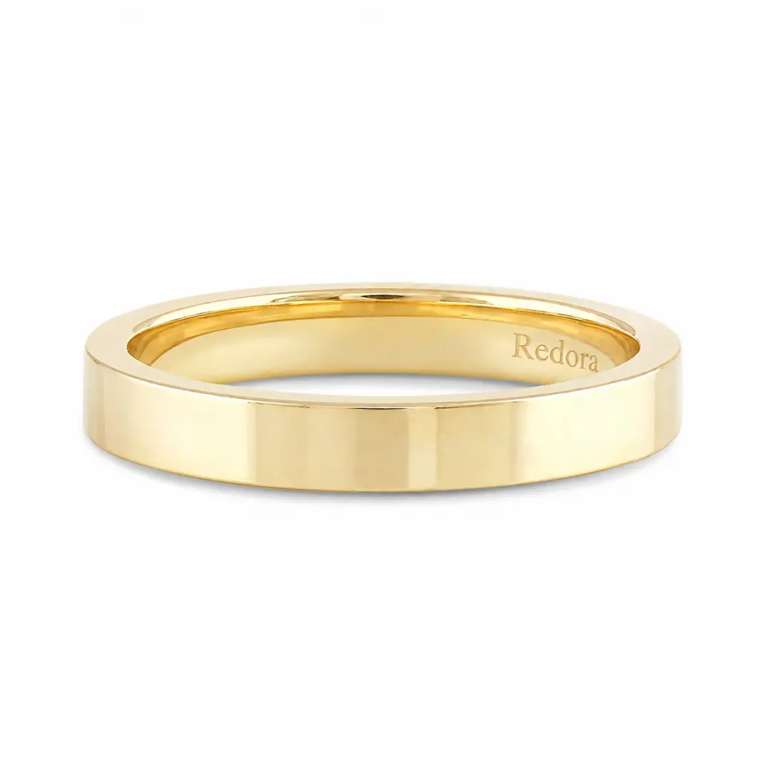 plain gold wedding band in 18k yellow gold, flat polished outer profile with comfort-fit inner wall, 3 mm width