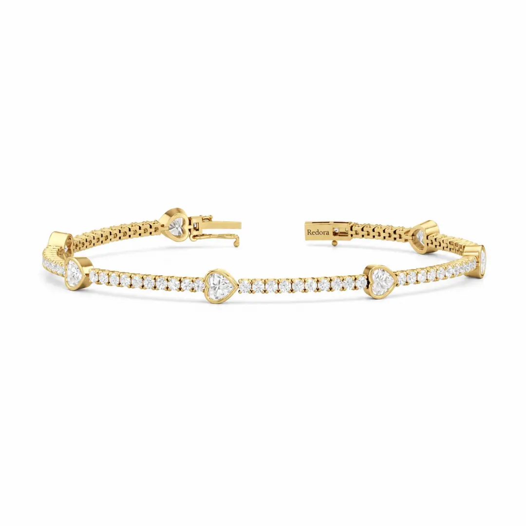 heart station tennis bracelet in 18k yellow gold with redora-engraved box clasp and bezel-set lab diamond hearts
